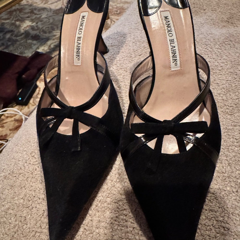 Manolo Blahnik Black Suede Slide Heels with Cutout Bow Design size 38.5